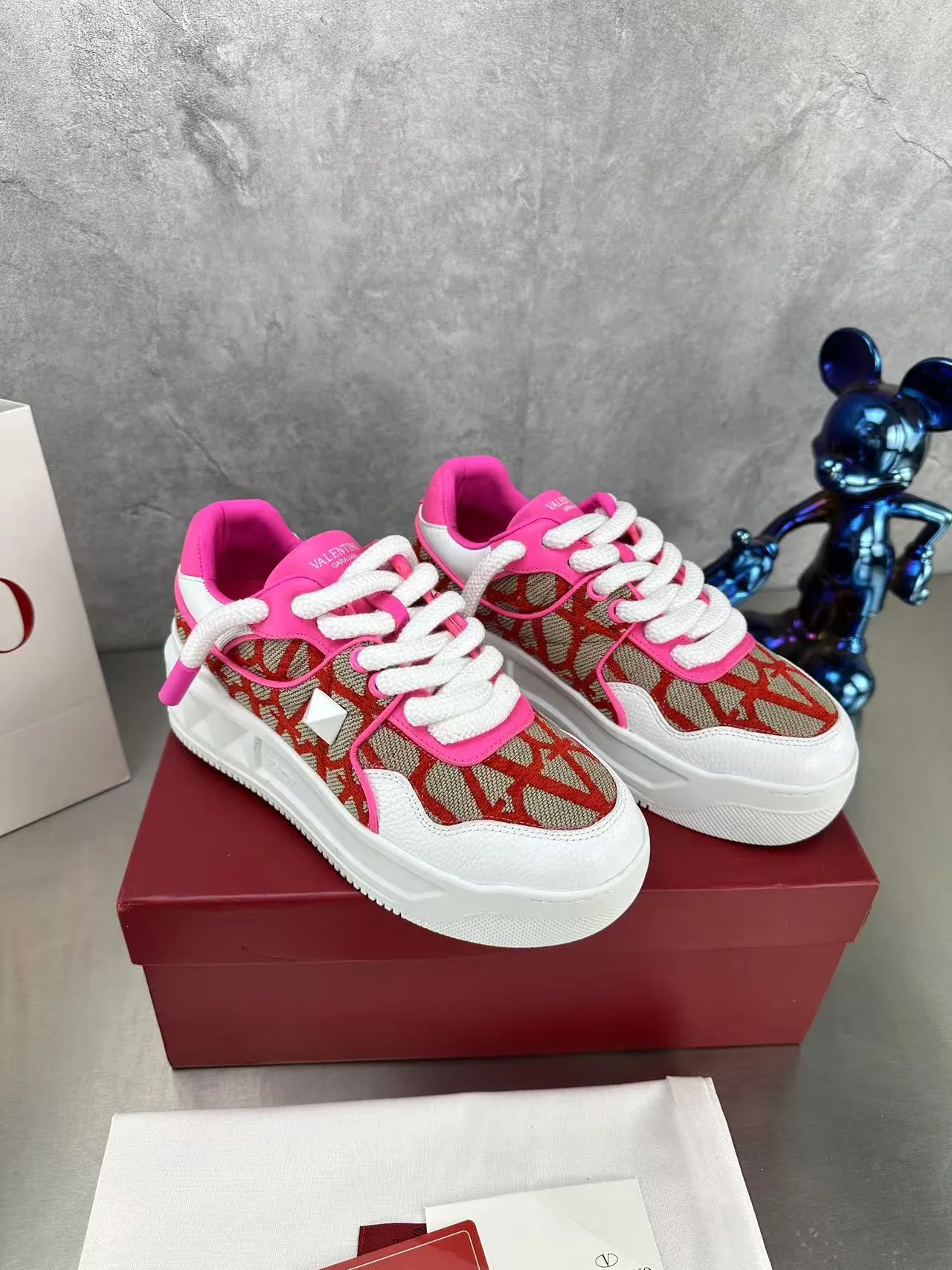 👟👟Ex-factory price 640👟👟 🔺Valentino🔺Valentino new casual shoes 2023 latest model hot style for catwalk couples, thick shoelaces, the same style as Elsa Hosk, Zhang Yixing, Guan Xiaotong and many other stars 🔥 Top version + lasting process, full oil edge on the upper. Fabric: Customized cowhide + cowhide lining with breathable mesh. Outsole: original molded TPU thickened outsole. Size for women is 35-40. Men’s size is 39-45.